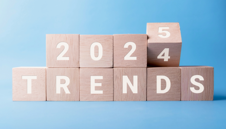 Ahşap küpler üzerinde 2024 TRENDS yazısı ve 2025'e dönen bir küp
