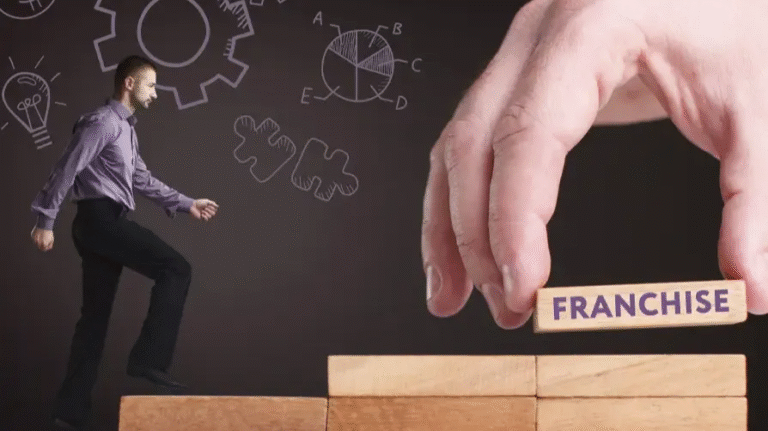 Bir adamın merdivenlerden yukarı çıktığı ve bir elin "FRANCHISE" yazılı bir blok yerleştirdiği bir görsel