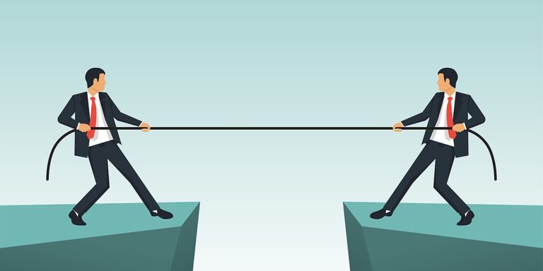İki iş adamı uçurum kenarında ip çekme oyunu oynuyor