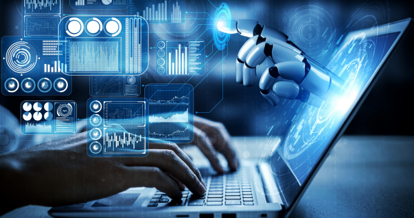 İnsan elleri dizüstü bilgisayarda yazarken robot eli ekrana uzanıyor