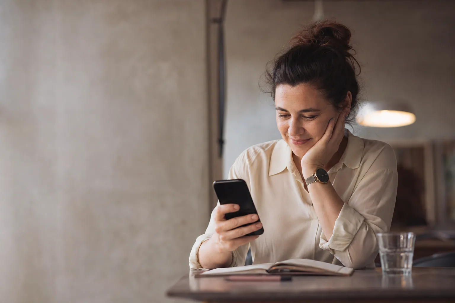 Veli iş molasında telefonundan çocuğunun gününü takip ediyor